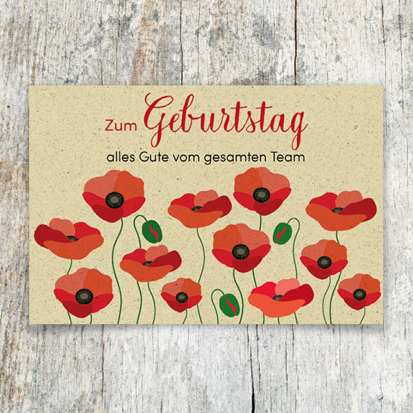 Vergrößerte Abbildung Geburtstags-Glückwunschkarten mit rotem Klatschmohn und dem Schriftzug Zum Geburtstag alles Gute vom gesamten Team auf hellbraunem Hintergrund