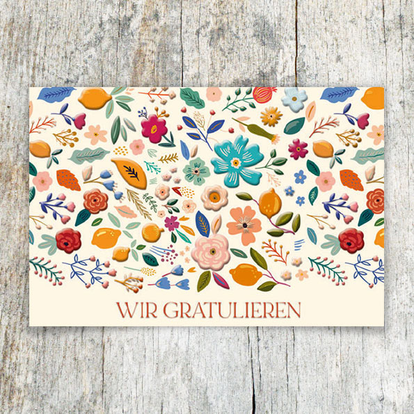 Vergrößerte Abbildung Bunte Glückwunschkarten mit Blumen und Blindprägung sowie Schriftzug 'Wir gratulieren' auf strukturiertem Aquarellkarton